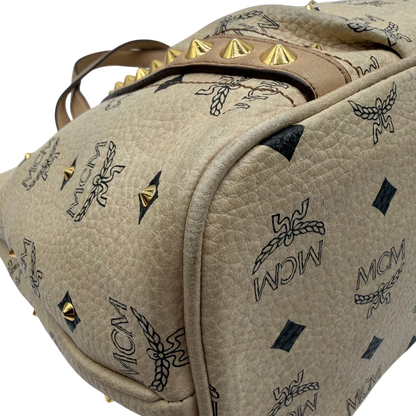 https://cdn.shopify.com/s/files/1/0564/9376/8855/files/MCM_Handtasche_mit_Nieten_mit_Umhangegurt_visetos_beige_8.webp?v=1781856231