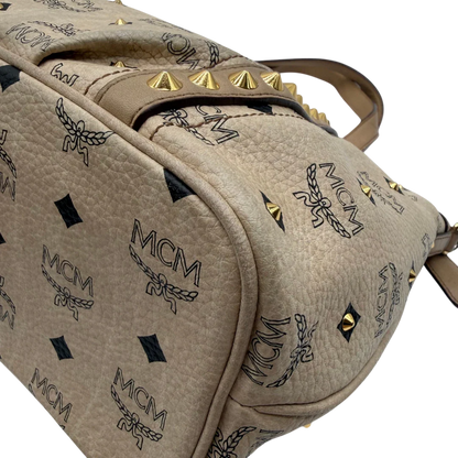 https://cdn.shopify.com/s/files/1/0564/9376/8855/files/MCM_Handtasche_mit_Nieten_mit_Umhangegurt_visetos_beige_9.webp?v=1781856231