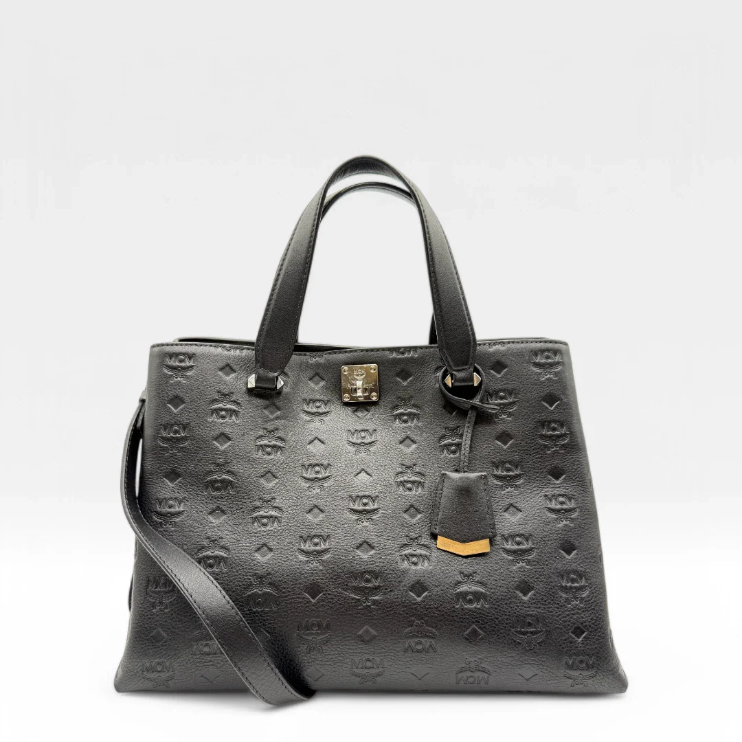 https://cdn.shopify.com/s/files/1/0564/9376/8855/files/MCM_Handtasche_mit_Umhaengegurt_visetos_schwarz_monogramm_second_hand_designer_handbag_3412.webp?v=1744272020