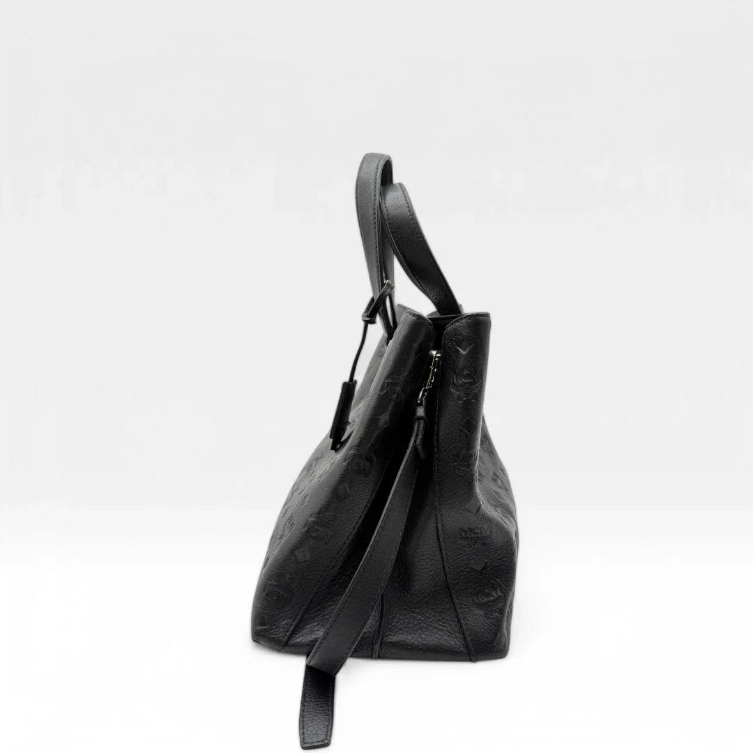 https://cdn.shopify.com/s/files/1/0564/9376/8855/files/MCM_Handtasche_mit_Umhaengegurt_visetos_schwarz_monogramm_second_hand_designer_handbag_3419.webp?v=1744271985