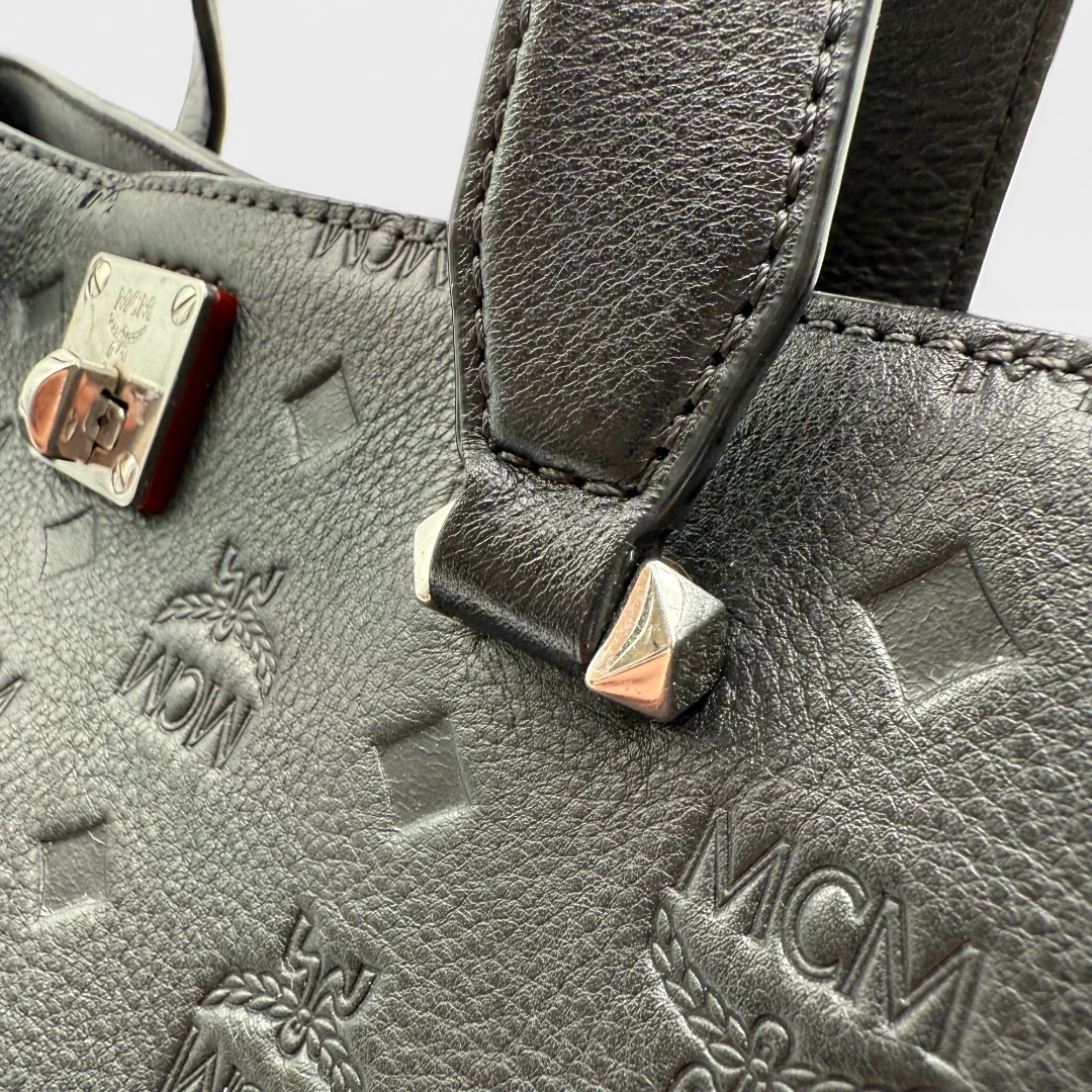 https://cdn.shopify.com/s/files/1/0564/9376/8855/files/MCM_Handtasche_mit_Umhaengegurt_visetos_schwarz_monogramm_second_hand_designer_handbag_3433.webp?v=1744271987