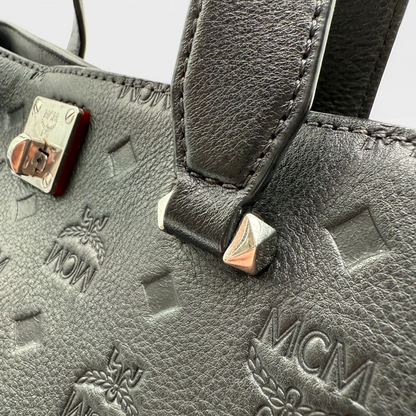 https://cdn.shopify.com/s/files/1/0564/9376/8855/files/MCM_Handtasche_mit_Umhaengegurt_visetos_schwarz_monogramm_second_hand_designer_handbag_3433.webp?v=1744271987
