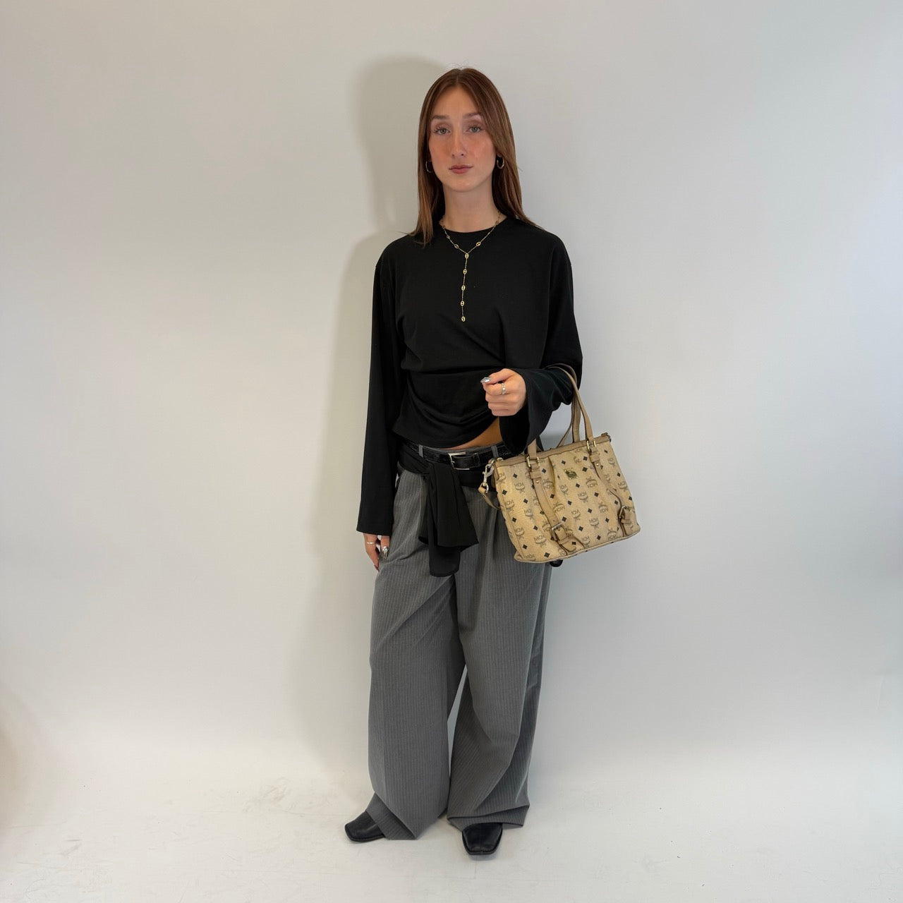 https://cdn.shopify.com/s/files/1/0564/9376/8855/files/MCM_Handtasche_mit_Umhangegurt_visetos_beige_1.jpg?v=1784795879