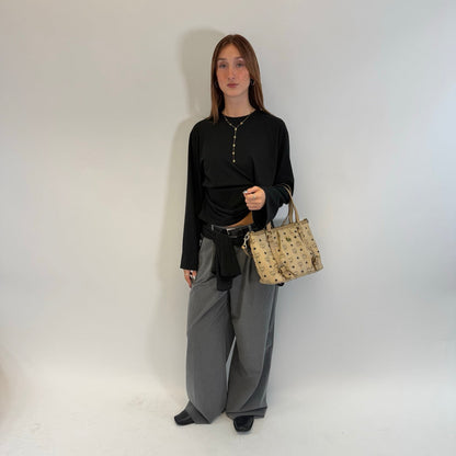https://cdn.shopify.com/s/files/1/0564/9376/8855/files/MCM_Handtasche_mit_Umhangegurt_visetos_beige_1.jpg?v=1784795879