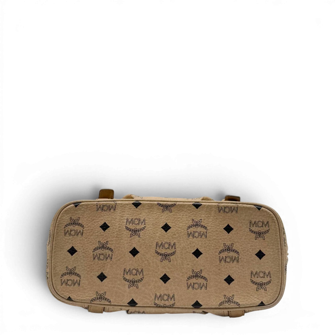 https://cdn.shopify.com/s/files/1/0564/9376/8855/files/MCM_Handtasche_mit_Umhangegurt_visetos_beige_10.webp?v=1784795876