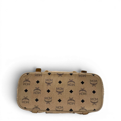 https://cdn.shopify.com/s/files/1/0564/9376/8855/files/MCM_Handtasche_mit_Umhangegurt_visetos_beige_10.webp?v=1784795876