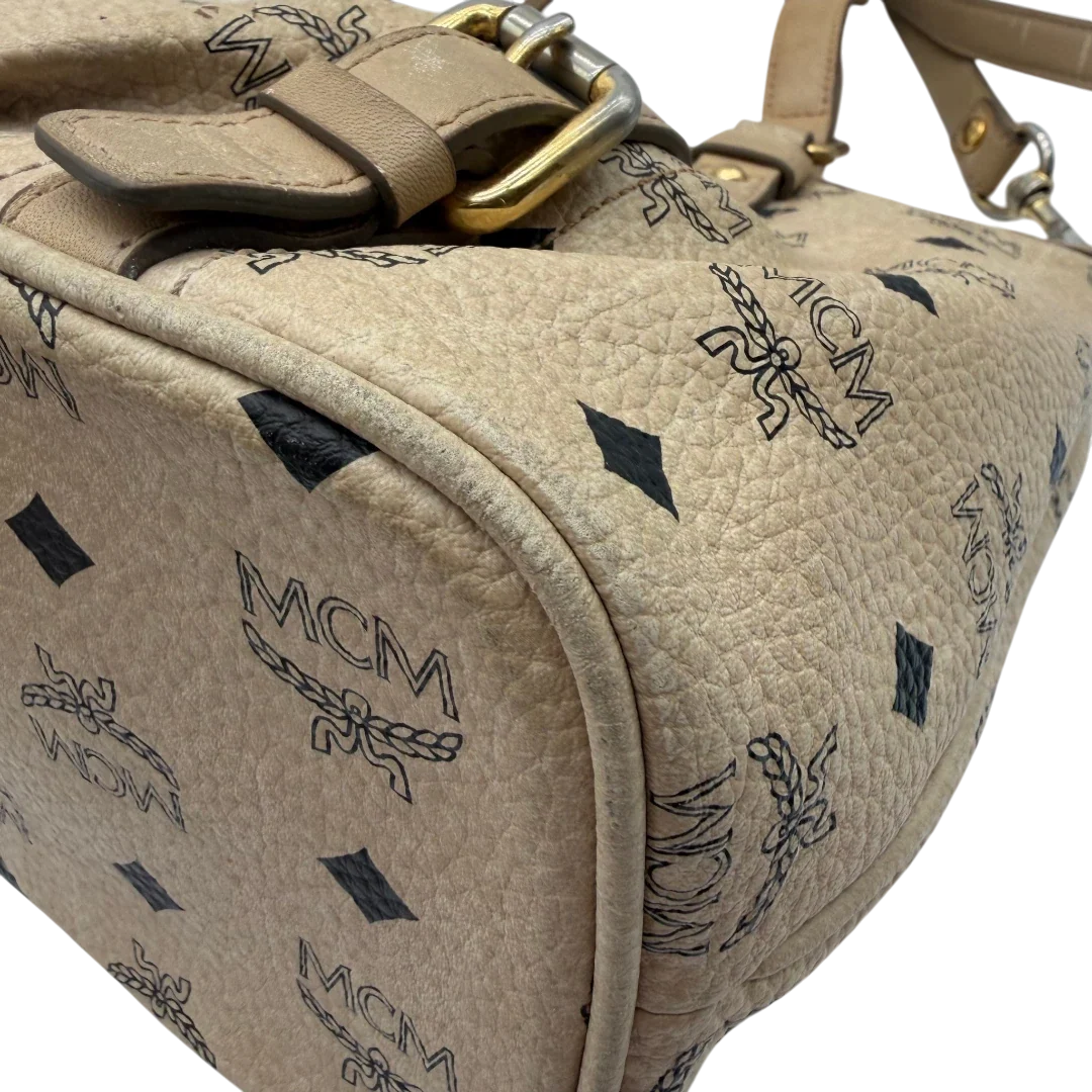 https://cdn.shopify.com/s/files/1/0564/9376/8855/files/MCM_Handtasche_mit_Umhangegurt_visetos_beige_11.webp?v=1784795876