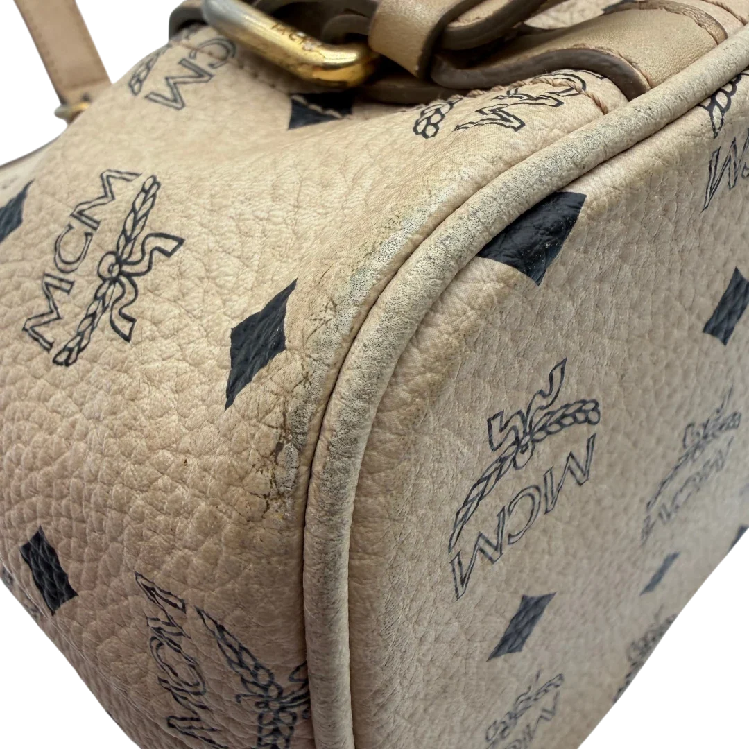 https://cdn.shopify.com/s/files/1/0564/9376/8855/files/MCM_Handtasche_mit_Umhangegurt_visetos_beige_12.webp?v=1784795876