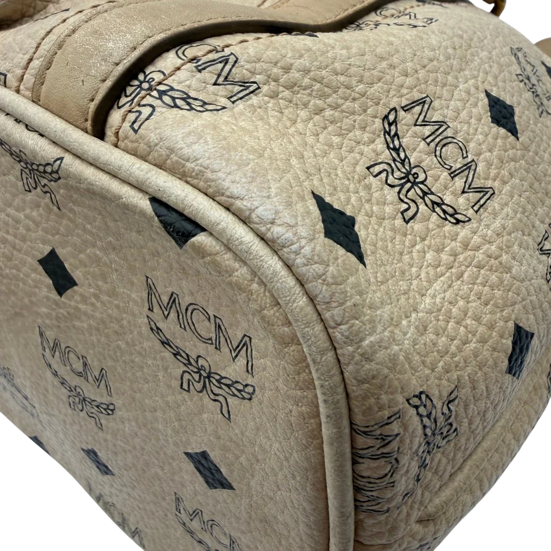 https://cdn.shopify.com/s/files/1/0564/9376/8855/files/MCM_Handtasche_mit_Umhangegurt_visetos_beige_13.webp?v=1784795877