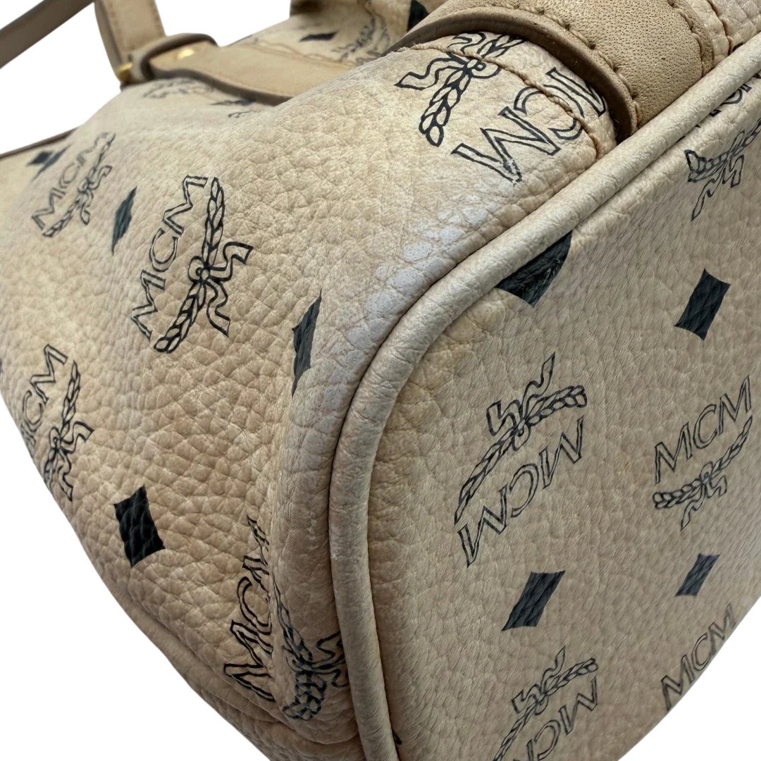 https://cdn.shopify.com/s/files/1/0564/9376/8855/files/MCM_Handtasche_mit_Umhangegurt_visetos_beige_14.webp?v=1784795876