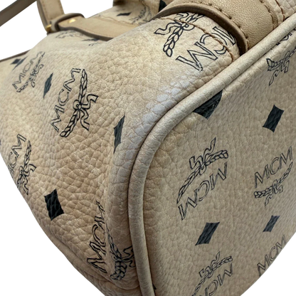 https://cdn.shopify.com/s/files/1/0564/9376/8855/files/MCM_Handtasche_mit_Umhangegurt_visetos_beige_14.webp?v=1784795876