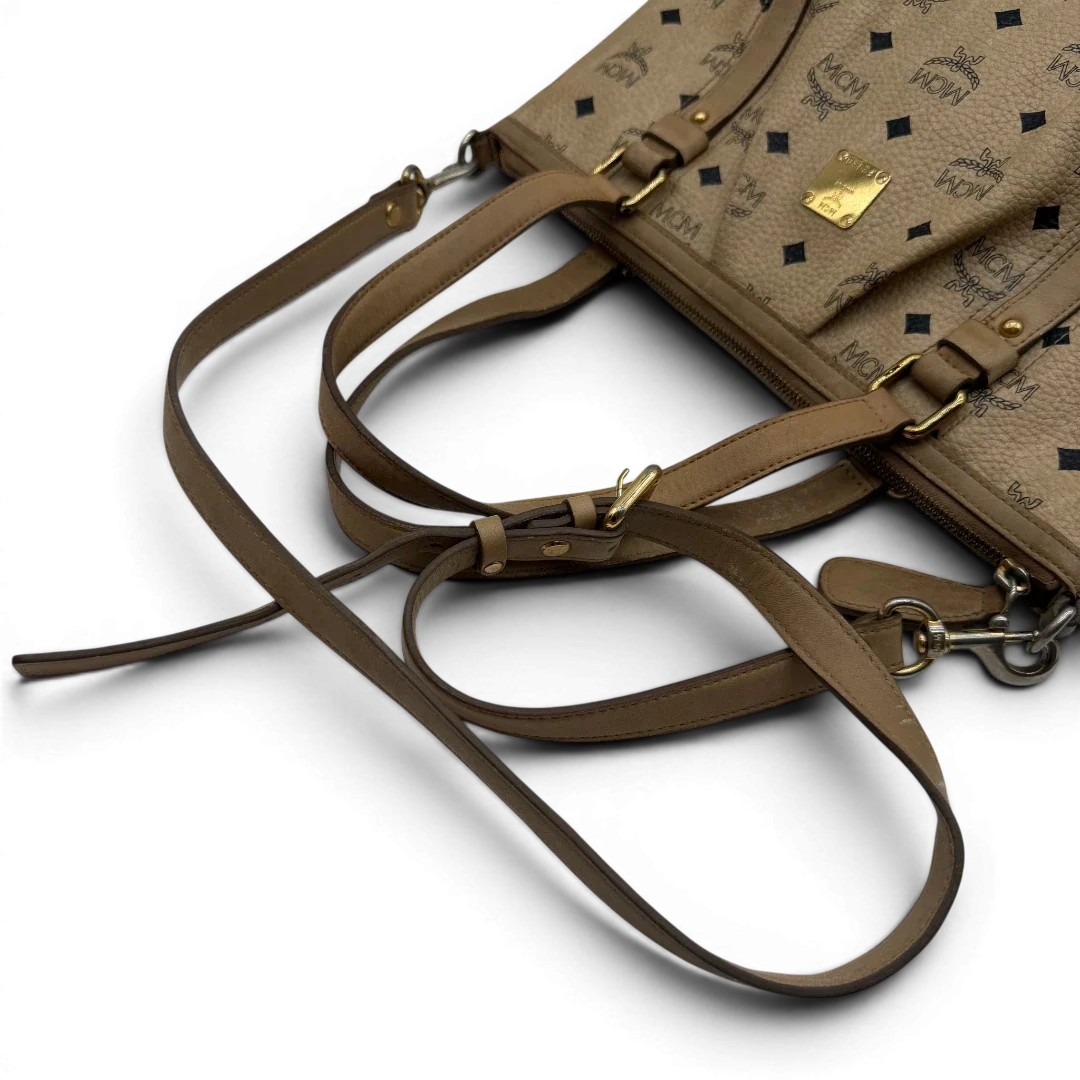 https://cdn.shopify.com/s/files/1/0564/9376/8855/files/MCM_Handtasche_mit_Umhangegurt_visetos_beige_15.webp?v=1784795876