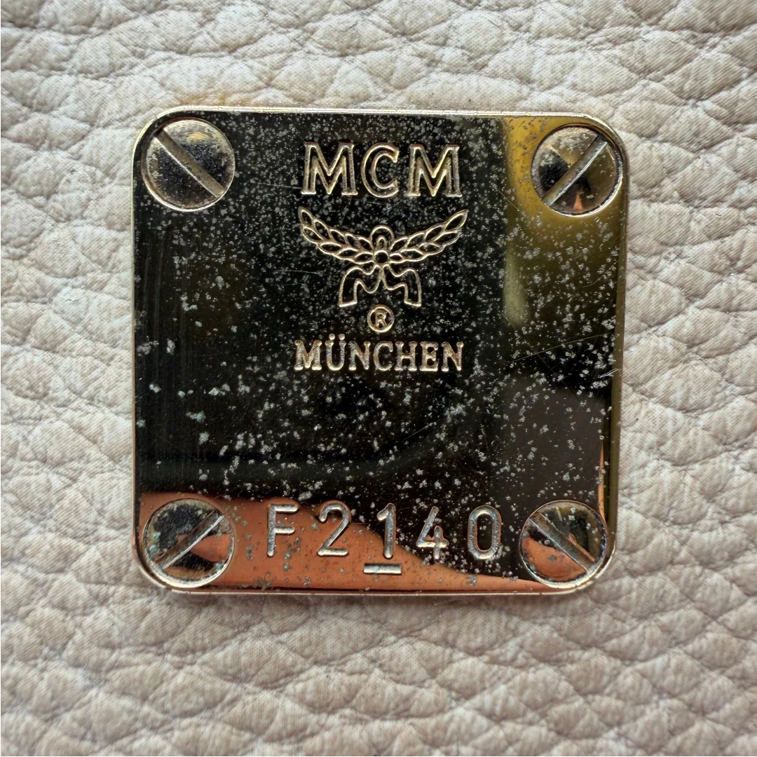 https://cdn.shopify.com/s/files/1/0564/9376/8855/files/MCM_Handtasche_mit_Umhangegurt_visetos_beige_16.webp?v=1784795877