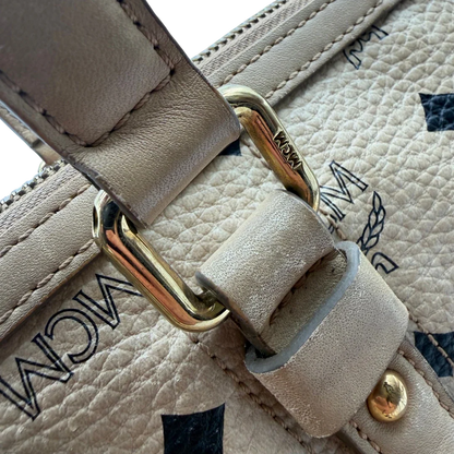 https://cdn.shopify.com/s/files/1/0564/9376/8855/files/MCM_Handtasche_mit_Umhangegurt_visetos_beige_17.webp?v=1784795877