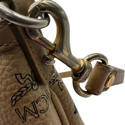 https://cdn.shopify.com/s/files/1/0564/9376/8855/files/MCM_Handtasche_mit_Umhangegurt_visetos_beige_18.webp?v=1784795876
