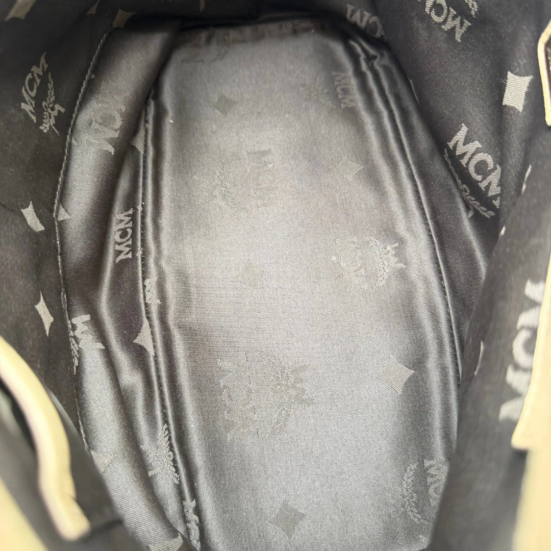 https://cdn.shopify.com/s/files/1/0564/9376/8855/files/MCM_Handtasche_mit_Umhangegurt_visetos_beige_19.webp?v=1784795877