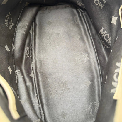 https://cdn.shopify.com/s/files/1/0564/9376/8855/files/MCM_Handtasche_mit_Umhangegurt_visetos_beige_19.webp?v=1784795877