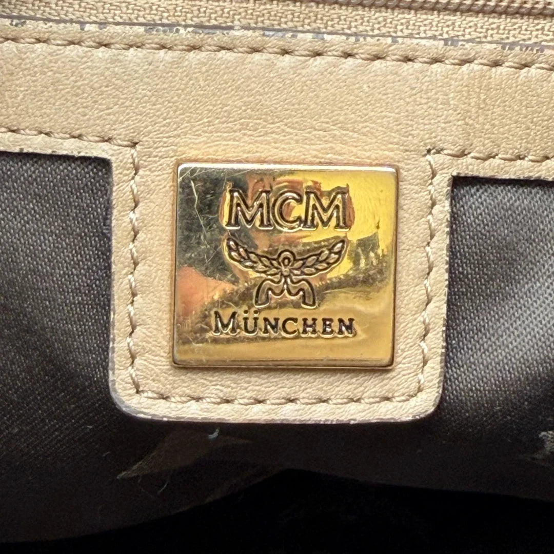 https://cdn.shopify.com/s/files/1/0564/9376/8855/files/MCM_Handtasche_mit_Umhangegurt_visetos_beige_20.webp?v=1784795876