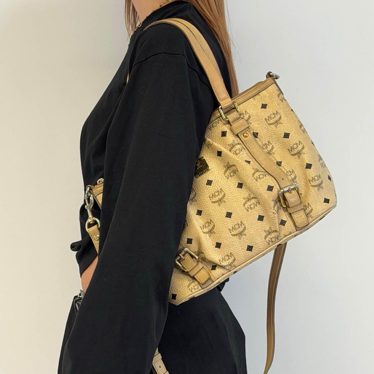 https://cdn.shopify.com/s/files/1/0564/9376/8855/files/MCM_Handtasche_mit_Umhangegurt_visetos_beige_4.jpg?v=1784795877