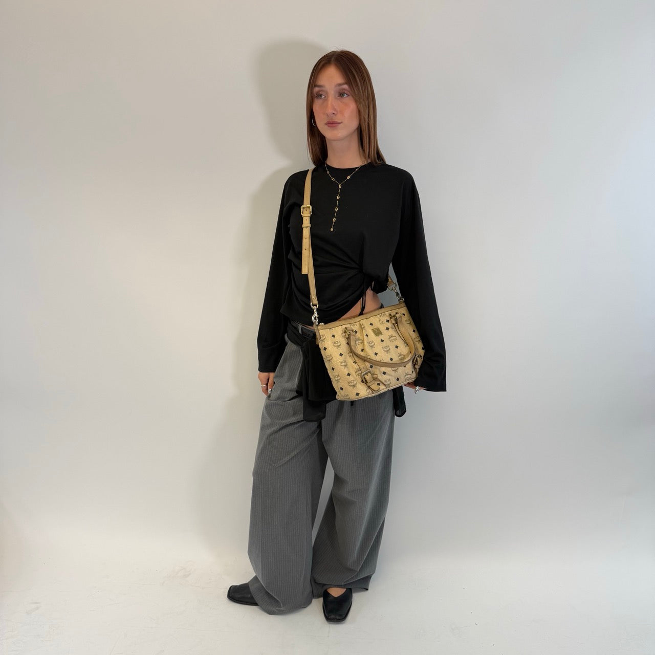 https://cdn.shopify.com/s/files/1/0564/9376/8855/files/MCM_Handtasche_mit_Umhangegurt_visetos_beige_5.jpg?v=1784795877