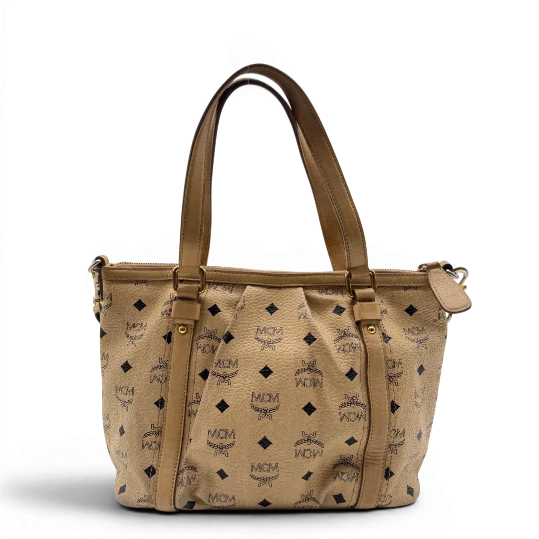 https://cdn.shopify.com/s/files/1/0564/9376/8855/files/MCM_Handtasche_mit_Umhangegurt_visetos_beige_7.webp?v=1784795876
