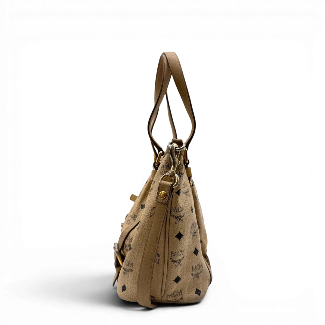 https://cdn.shopify.com/s/files/1/0564/9376/8855/files/MCM_Handtasche_mit_Umhangegurt_visetos_beige_8.webp?v=1784795876