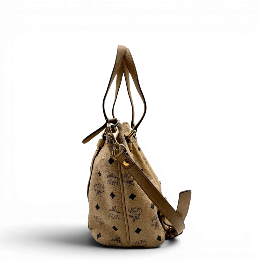 https://cdn.shopify.com/s/files/1/0564/9376/8855/files/MCM_Handtasche_mit_Umhangegurt_visetos_beige_9.webp?v=1784795876
