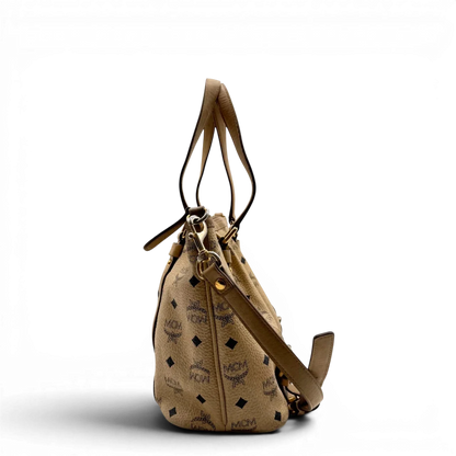 https://cdn.shopify.com/s/files/1/0564/9376/8855/files/MCM_Handtasche_mit_Umhangegurt_visetos_beige_9.webp?v=1784795876