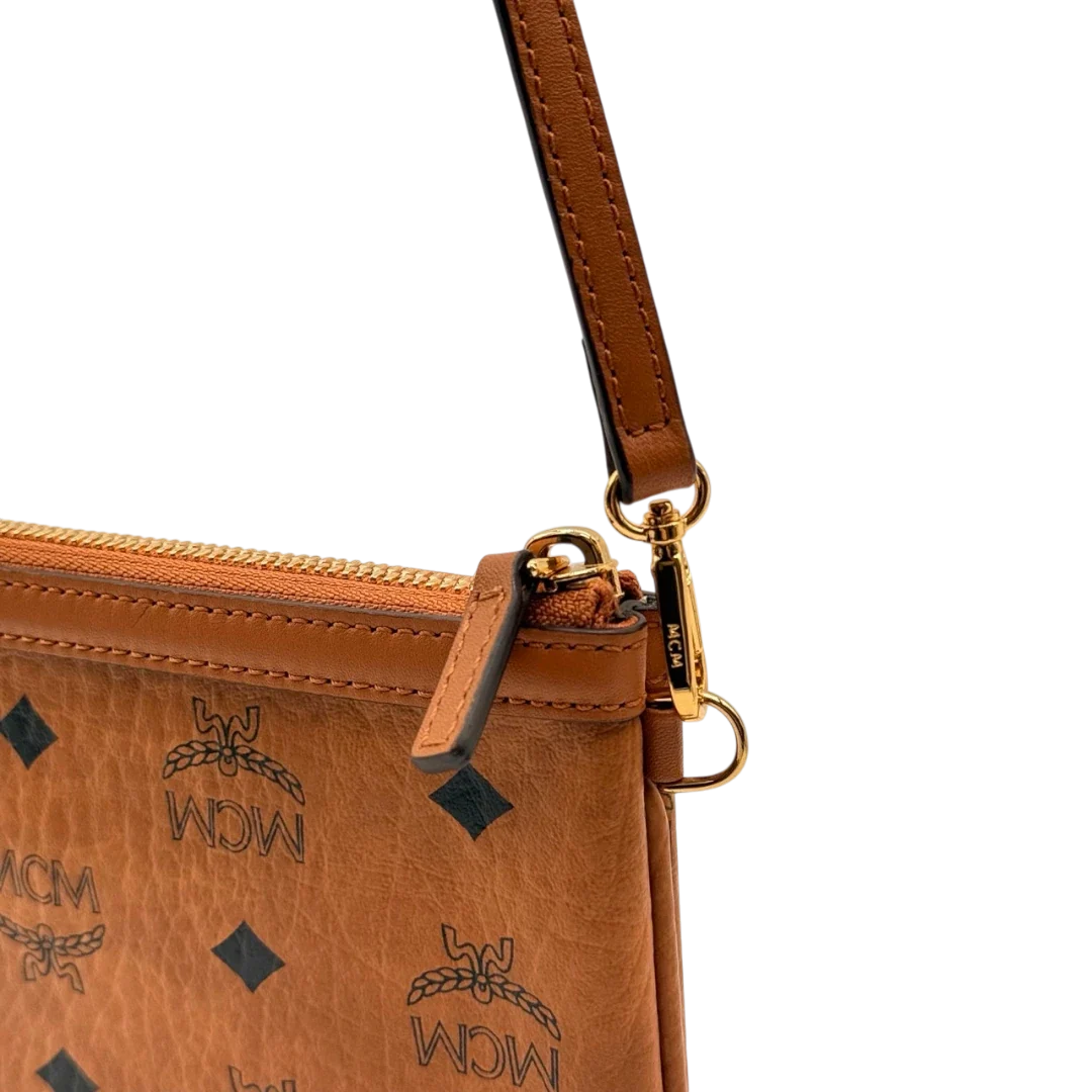 https://cdn.shopify.com/s/files/1/0564/9376/8855/files/MCM_Pochette_small_visetos_braun_13.webp?v=1784804534