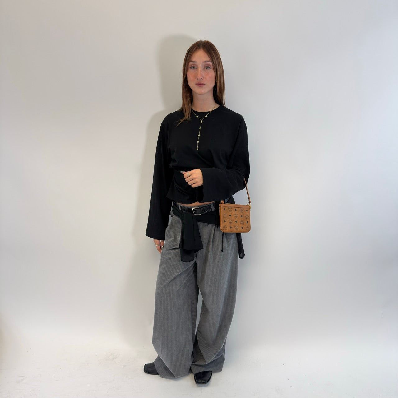 https://cdn.shopify.com/s/files/1/0564/9376/8855/files/MCM_Pochette_small_visetos_braun_20.jpg?v=1784804534