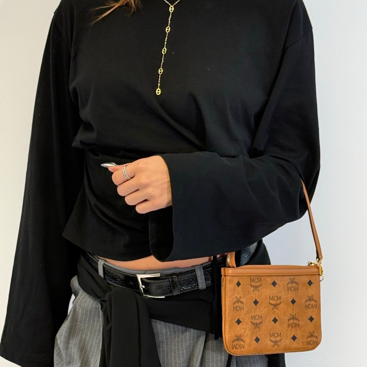 https://cdn.shopify.com/s/files/1/0564/9376/8855/files/MCM_Pochette_small_visetos_braun_21.jpg?v=1784804534