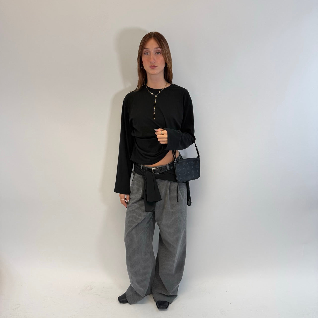 https://cdn.shopify.com/s/files/1/0564/9376/8855/files/MCM_Pochette_small_visetos_schwarz_1.jpg?v=1784801019