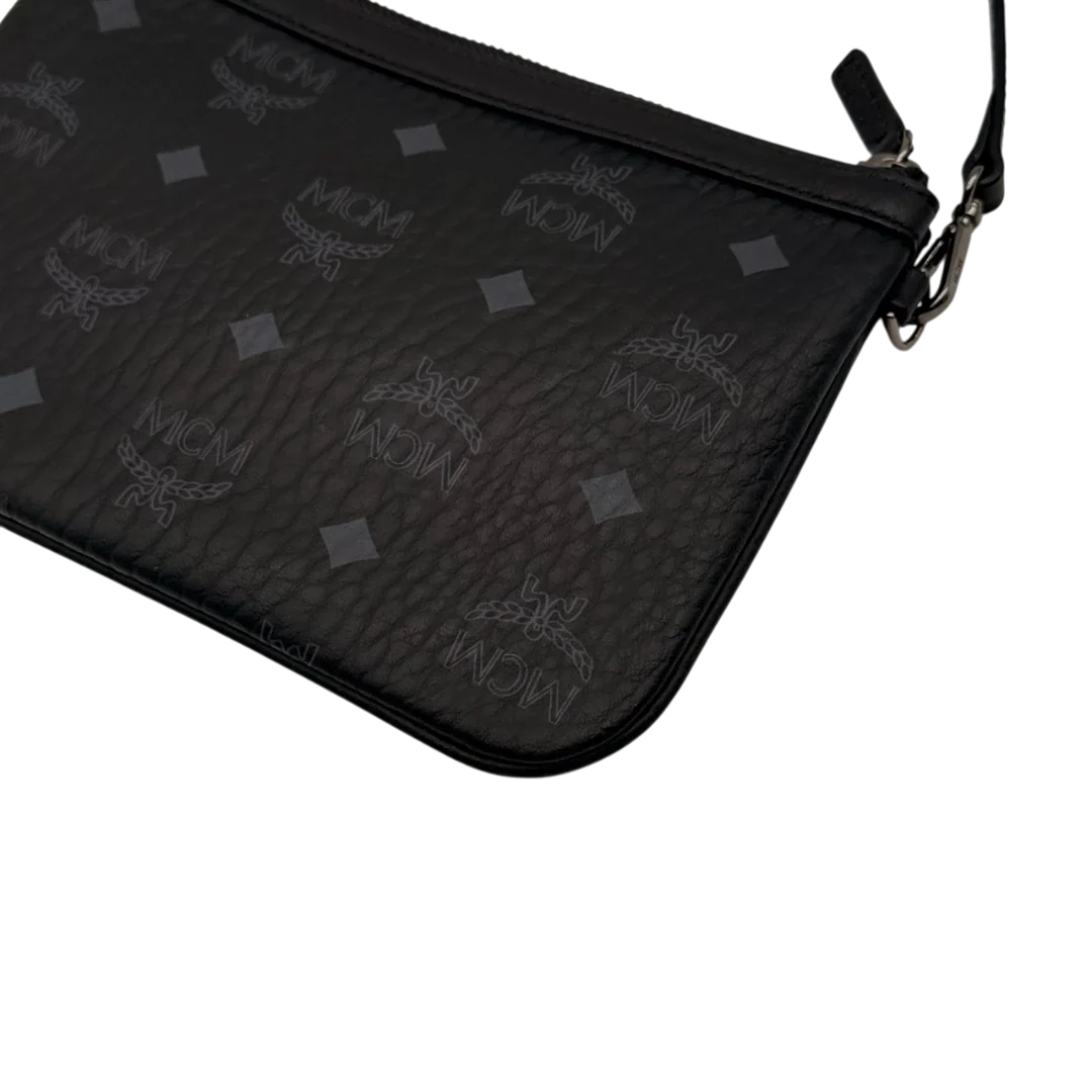 https://cdn.shopify.com/s/files/1/0564/9376/8855/files/MCM_Pochette_small_visetos_schwarz_10.webp?v=1784801019