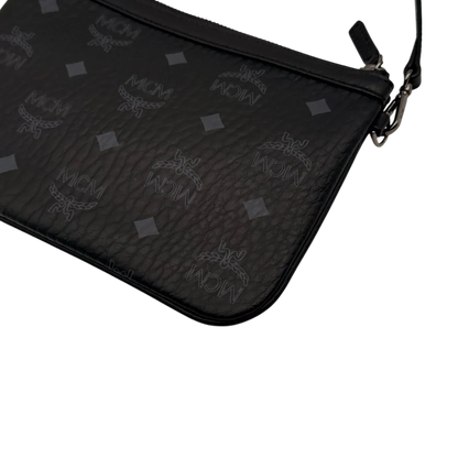 https://cdn.shopify.com/s/files/1/0564/9376/8855/files/MCM_Pochette_small_visetos_schwarz_10.webp?v=1784801019