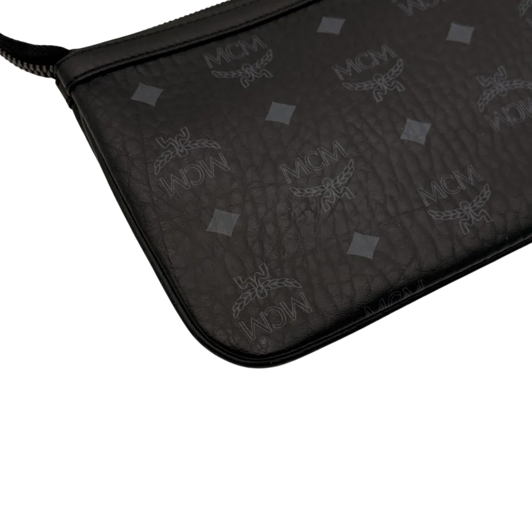 https://cdn.shopify.com/s/files/1/0564/9376/8855/files/MCM_Pochette_small_visetos_schwarz_11.webp?v=1784801019