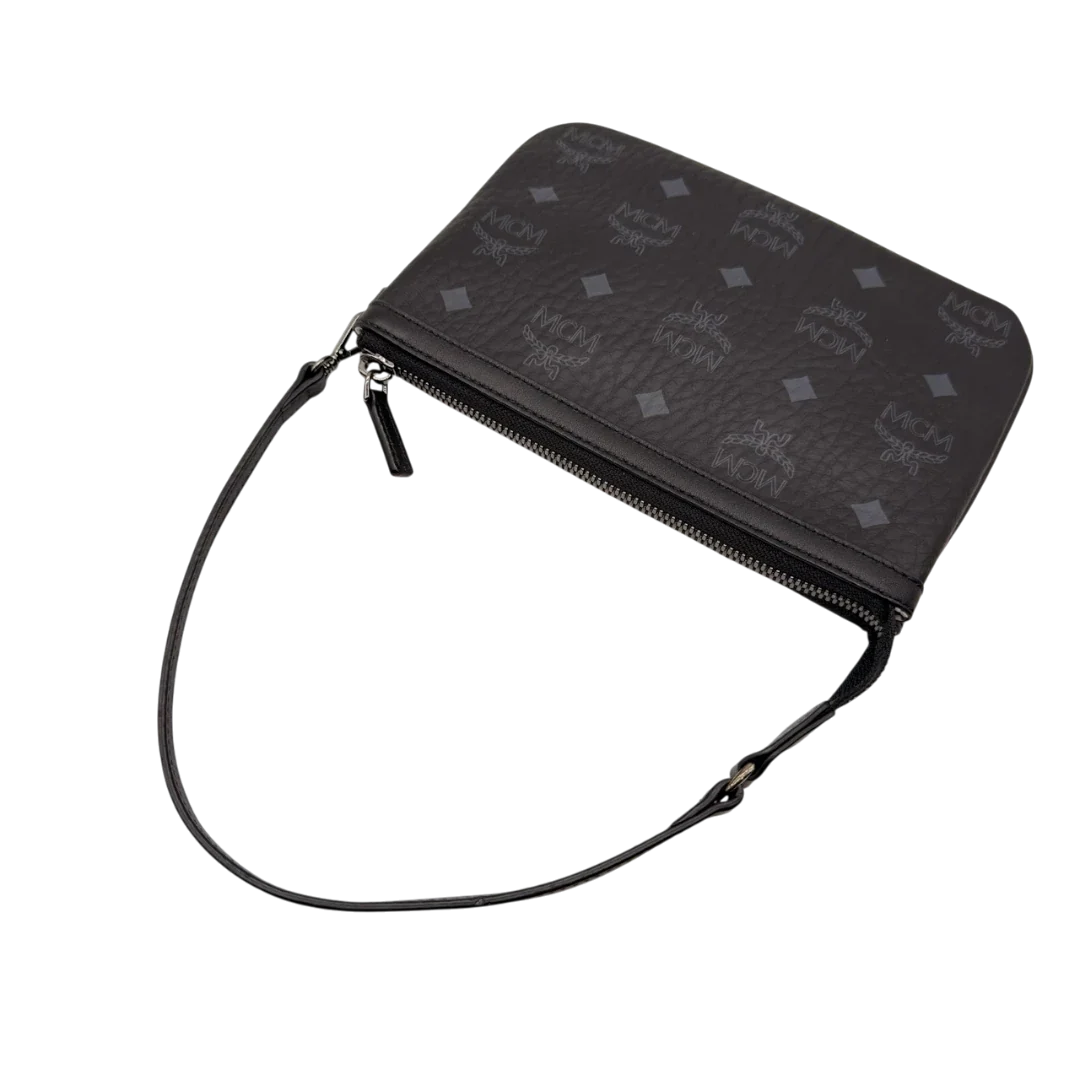 https://cdn.shopify.com/s/files/1/0564/9376/8855/files/MCM_Pochette_small_visetos_schwarz_12.webp?v=1784801019