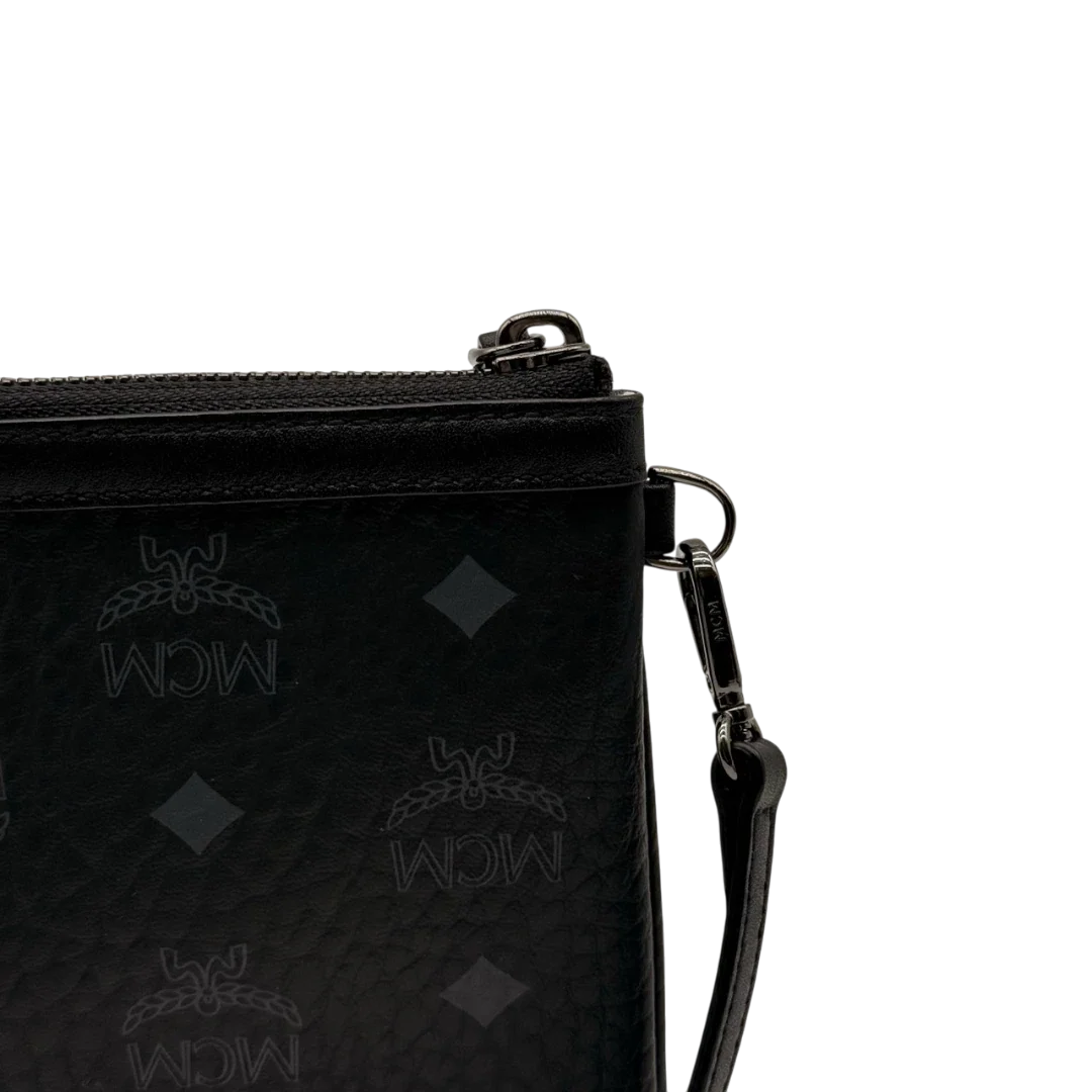 https://cdn.shopify.com/s/files/1/0564/9376/8855/files/MCM_Pochette_small_visetos_schwarz_13.webp?v=1784801019
