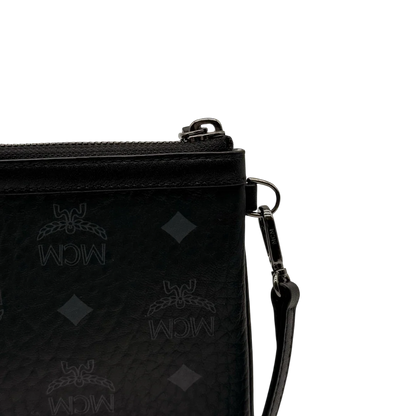 https://cdn.shopify.com/s/files/1/0564/9376/8855/files/MCM_Pochette_small_visetos_schwarz_13.webp?v=1784801019