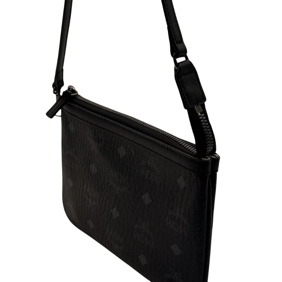 https://cdn.shopify.com/s/files/1/0564/9376/8855/files/MCM_Pochette_small_visetos_schwarz_15.webp?v=1784801018