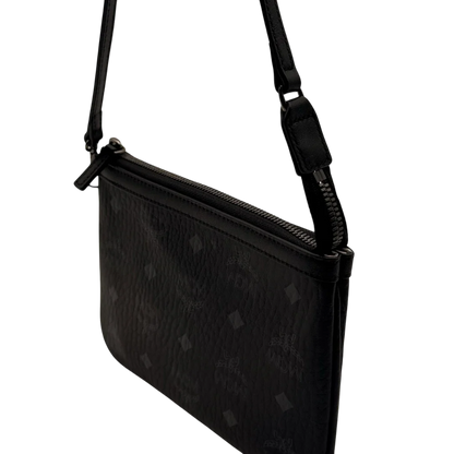 https://cdn.shopify.com/s/files/1/0564/9376/8855/files/MCM_Pochette_small_visetos_schwarz_15.webp?v=1784801018