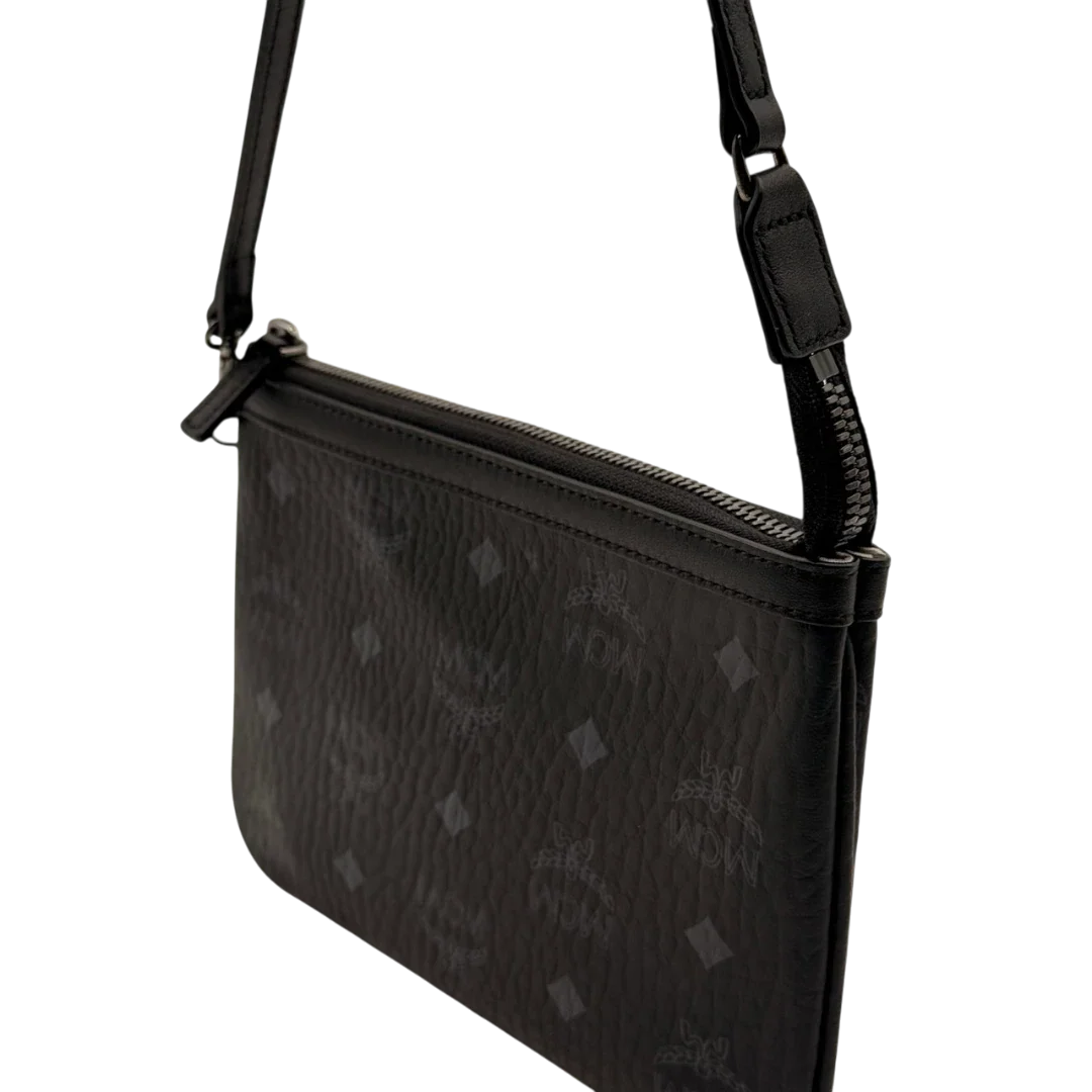 https://cdn.shopify.com/s/files/1/0564/9376/8855/files/MCM_Pochette_small_visetos_schwarz_16.webp?v=1784801019