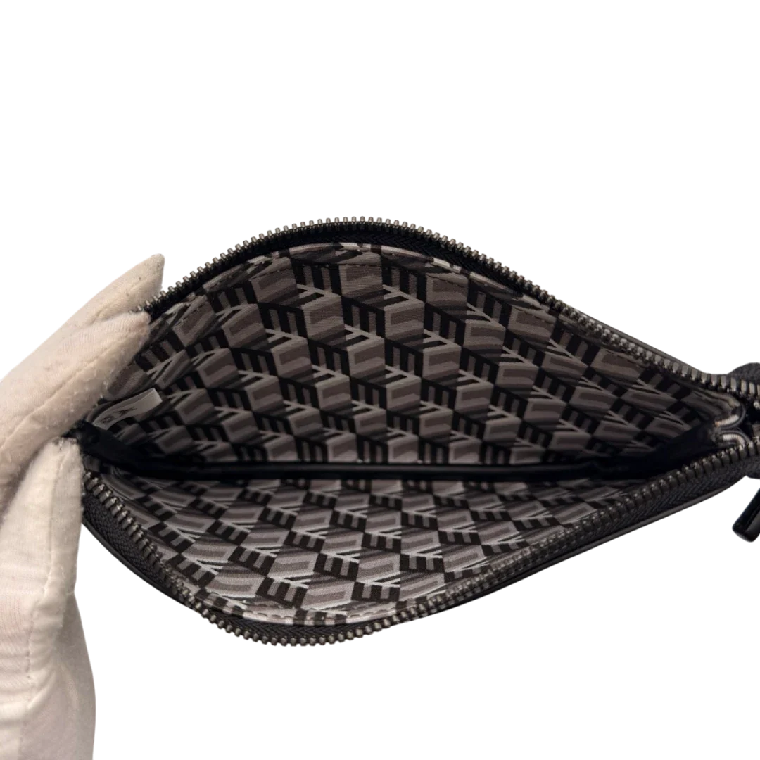 https://cdn.shopify.com/s/files/1/0564/9376/8855/files/MCM_Pochette_small_visetos_schwarz_18.webp?v=1784801019