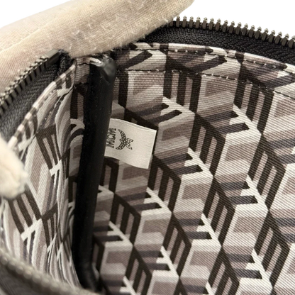https://cdn.shopify.com/s/files/1/0564/9376/8855/files/MCM_Pochette_small_visetos_schwarz_19.webp?v=1784801020
