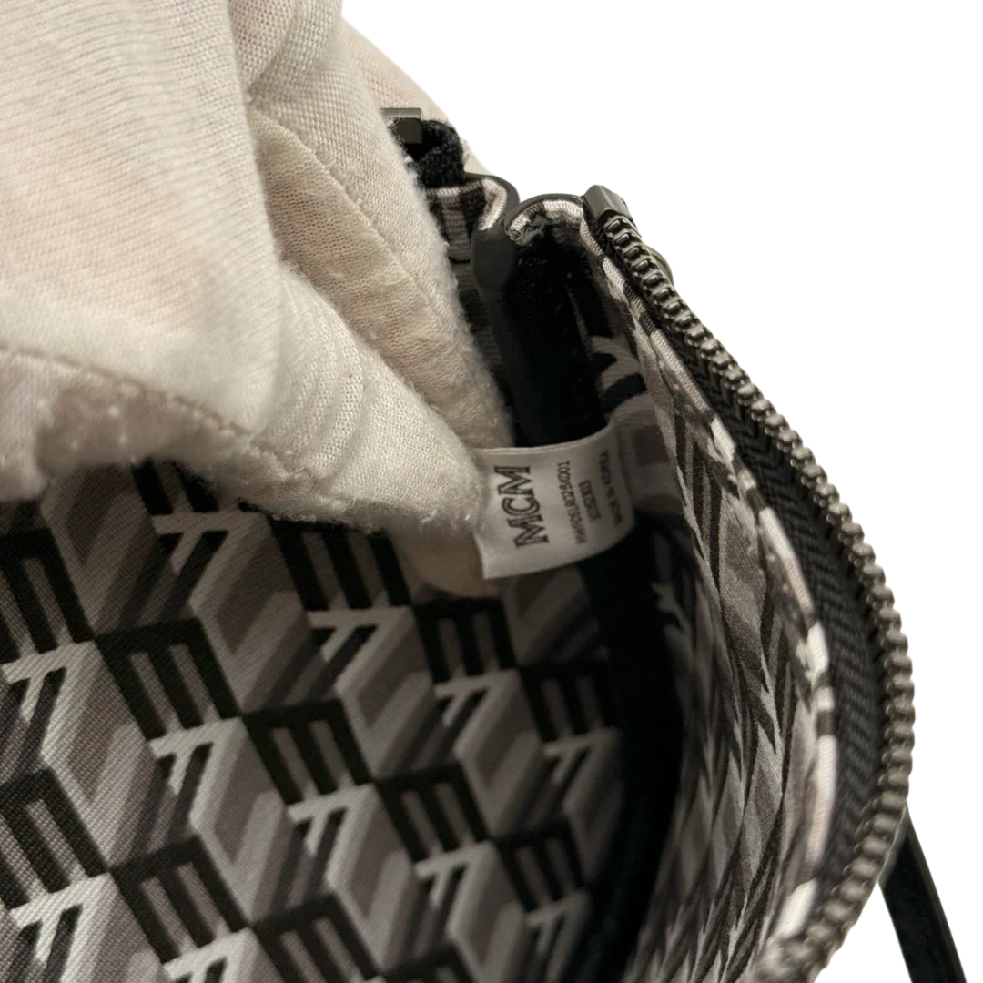 https://cdn.shopify.com/s/files/1/0564/9376/8855/files/MCM_Pochette_small_visetos_schwarz_20.webp?v=1784801020