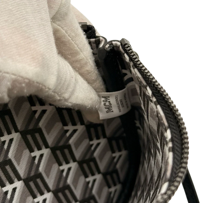 https://cdn.shopify.com/s/files/1/0564/9376/8855/files/MCM_Pochette_small_visetos_schwarz_20.webp?v=1784801020