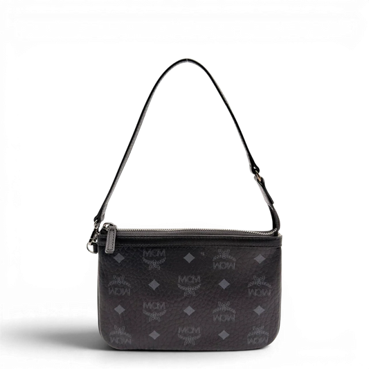 https://cdn.shopify.com/s/files/1/0564/9376/8855/files/MCM_Pochette_small_visetos_schwarz_3.webp?v=1784801019