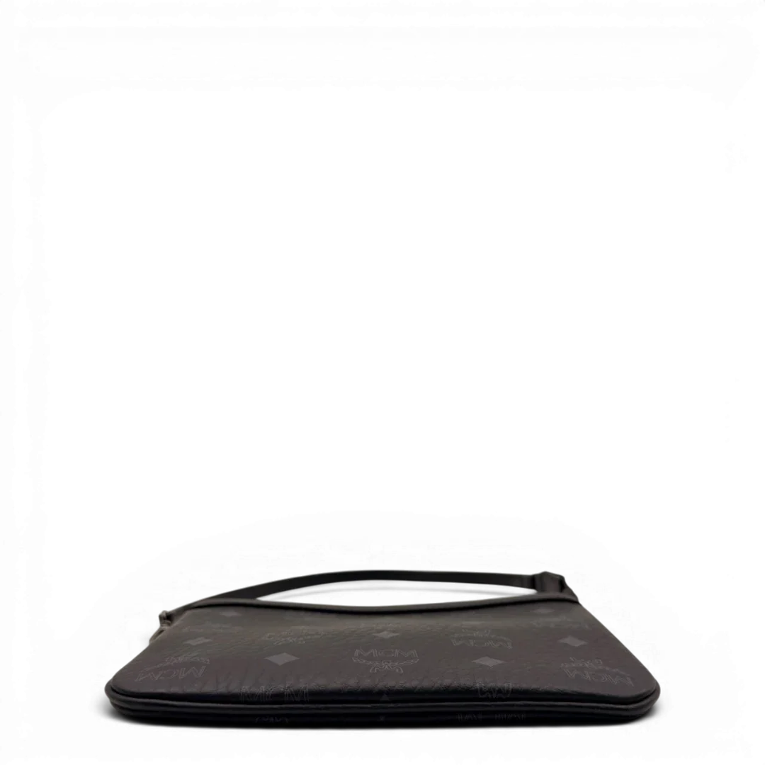 https://cdn.shopify.com/s/files/1/0564/9376/8855/files/MCM_Pochette_small_visetos_schwarz_7.webp?v=1784801019