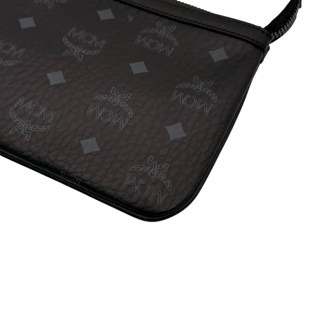 https://cdn.shopify.com/s/files/1/0564/9376/8855/files/MCM_Pochette_small_visetos_schwarz_8.webp?v=1784801019
