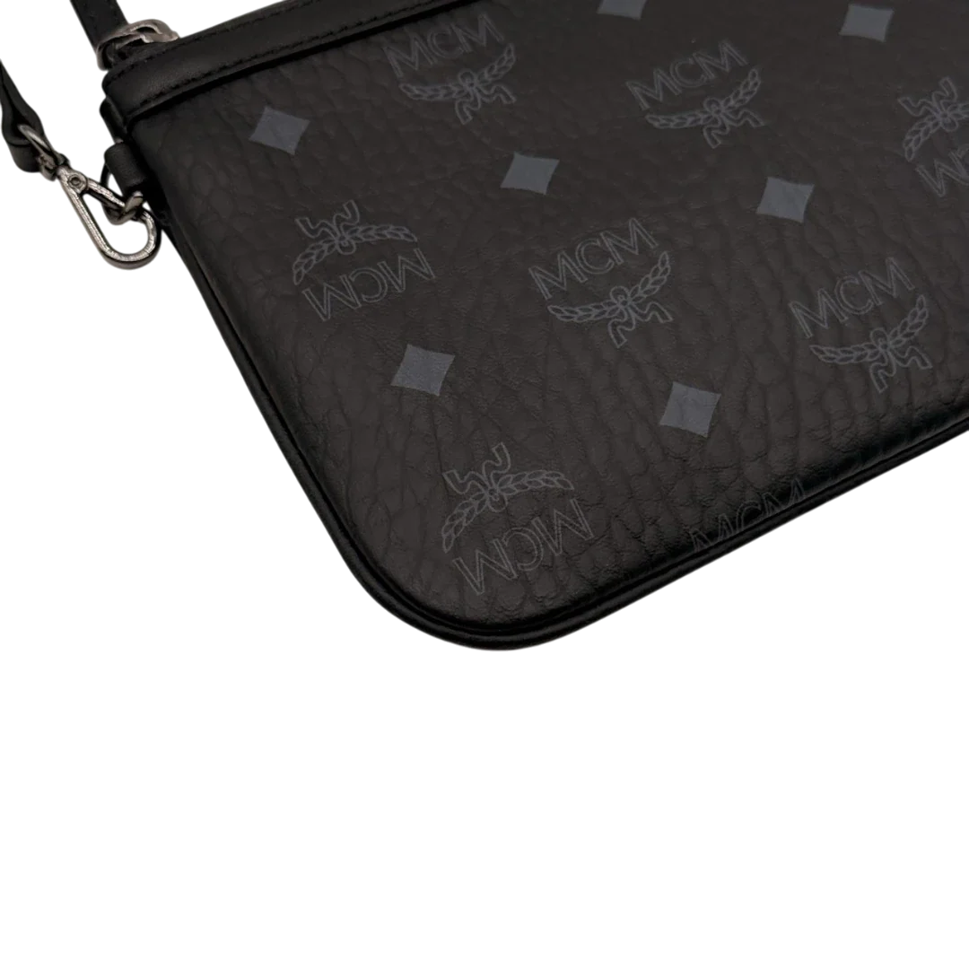 https://cdn.shopify.com/s/files/1/0564/9376/8855/files/MCM_Pochette_small_visetos_schwarz_9.webp?v=1784801019