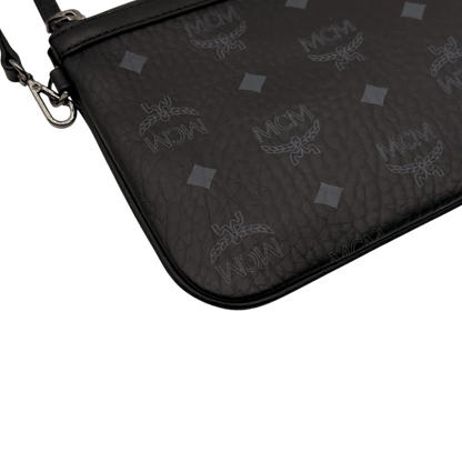 https://cdn.shopify.com/s/files/1/0564/9376/8855/files/MCM_Pochette_small_visetos_schwarz_9.webp?v=1784801019